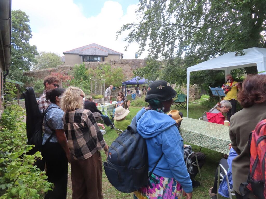 People watching musicians